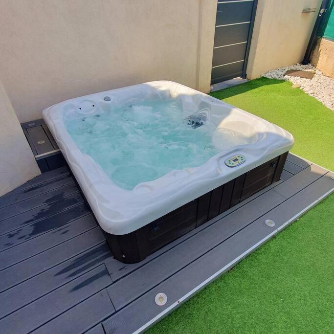Joli Haut De Villa 3 Chambres Climatise Avec Jacuzzi Marignane Exteriör bild