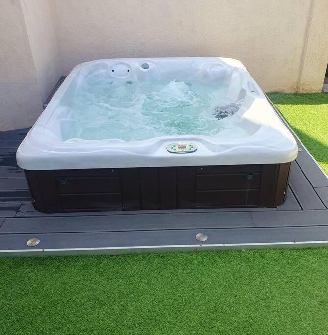 Joli Haut De Villa 3 Chambres Climatise Avec Jacuzzi Marignane Exteriör bild
